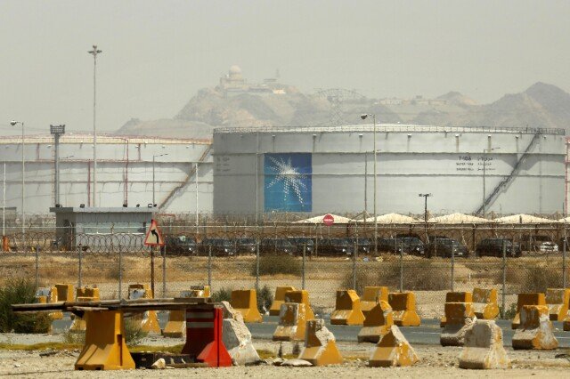 Saudi Arabia’s Aramco รายงานกำไรครึ่งปีลดลงเนื่องจากกังวลการเงินทำให้ราคาพลังงานลดลง